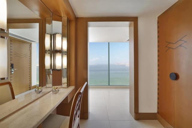 Hilton Dubai Jumeirah-Suite, 1 King Bed, Sea View-14