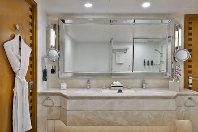 Hilton Dubai Jumeirah-Suite, 1 King Bed, Sea View-6