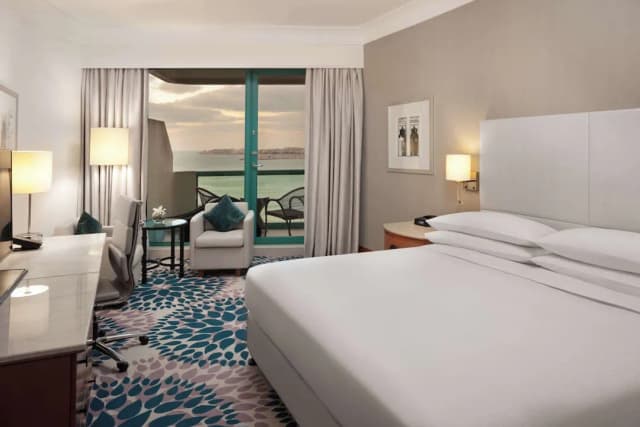 Hilton Dubai Jumeirah-Deluxe Room, 1 King Bed, Sea View-13