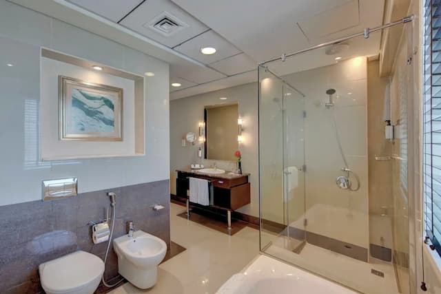 Media Rotana-Room, 1 King Bed (Club Rotana Guest Room)-7