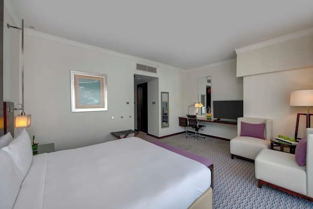 Media Rotana-Room, 1 King Bed (Club Rotana Guest Room)-2