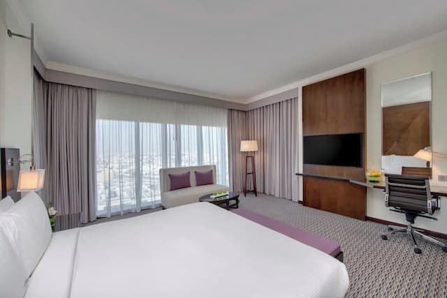 Media Rotana-Room, 1 King Bed (Club Rotana Guest Room)-4