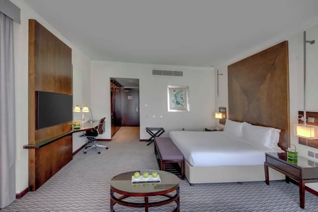 Media Rotana-Room, 1 King Bed (Club Rotana Guest Room)-5