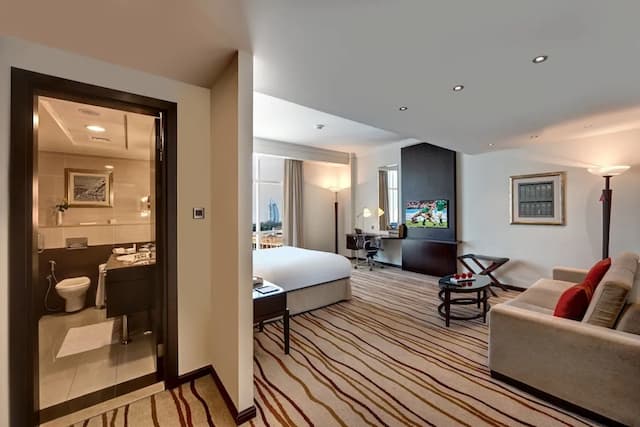 Media Rotana-Room, 1 King Bed (Club Rotana Spacious Room)-11