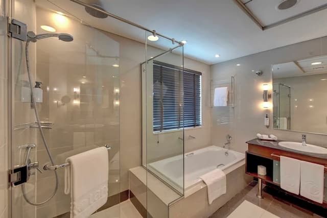 Media Rotana-Room, 1 King Bed (Club Rotana Spacious Room)-5