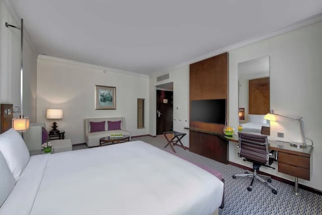 Media Rotana-Room, 1 King Bed (Club Rotana Spacious Room)-3
