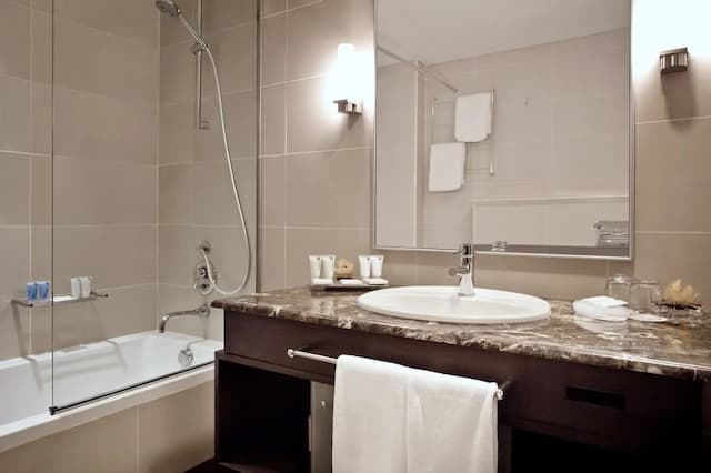 Media Rotana-Room, 2 Twin Beds (Club Rotana Guest Room)-11