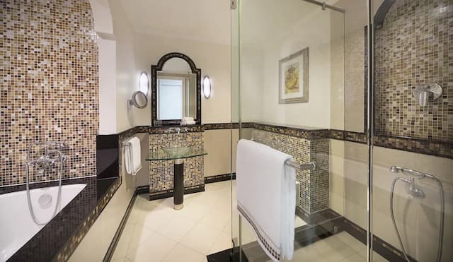 アル ハブトール グランド リゾート、オートグラフ コレクション®-クラブ ルーム キングベッド 1 台-2