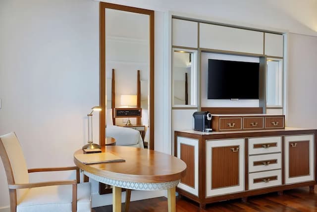 Waldorf Astoria Dubai Palm Jumeirah-Club Two Queen Room with Sea View-3