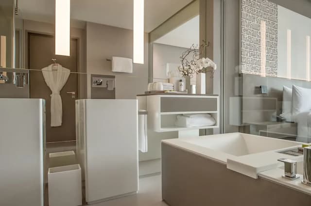 InterContinental Dubai Marina by IHG-尊荣客房, 1 张特大床, 阳台, 海滨景观-7