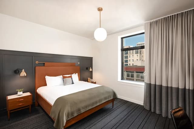 The State Hotel-高级房, 1 张特大床, 无障碍, 城市景观-1