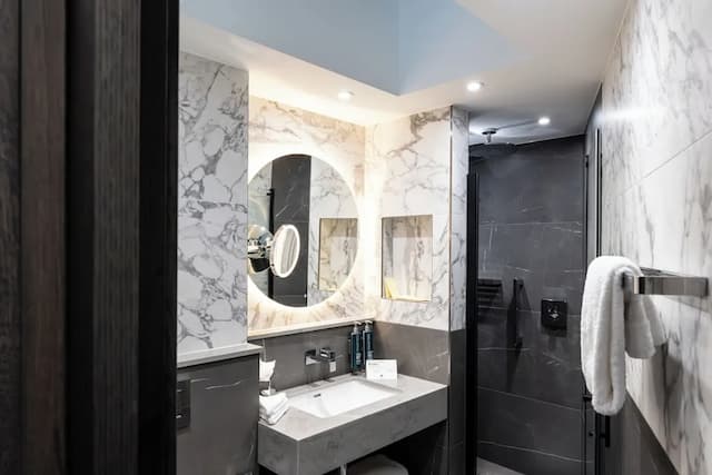 ダブルツリー バイ ヒルトン ロンドン ビクトリア-デラックス アパートメント 簡易キッチン-5