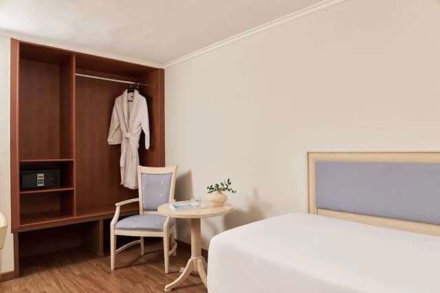 Titania Hotel-Standard Single-3