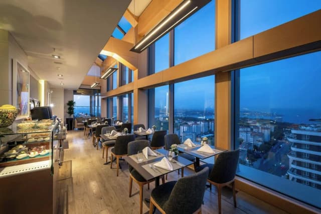 ルネッサンス・イスタンブール・ボスポラス・ホテル-ジュニア スイート キングベッド 1 台 シティビュー-9