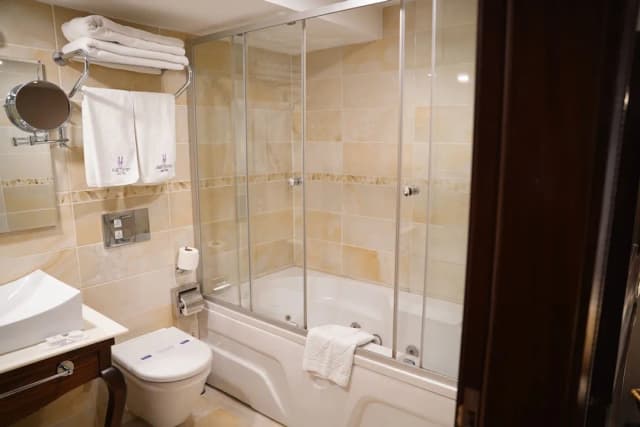 紫水晶飯店-高級客房, 1 張特大雙人床, 按摩浴缸, 邊間-5