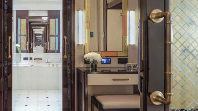 The Peninsula Istanbul-Executive Suite, 1 King Bed with Sofa Bed-4