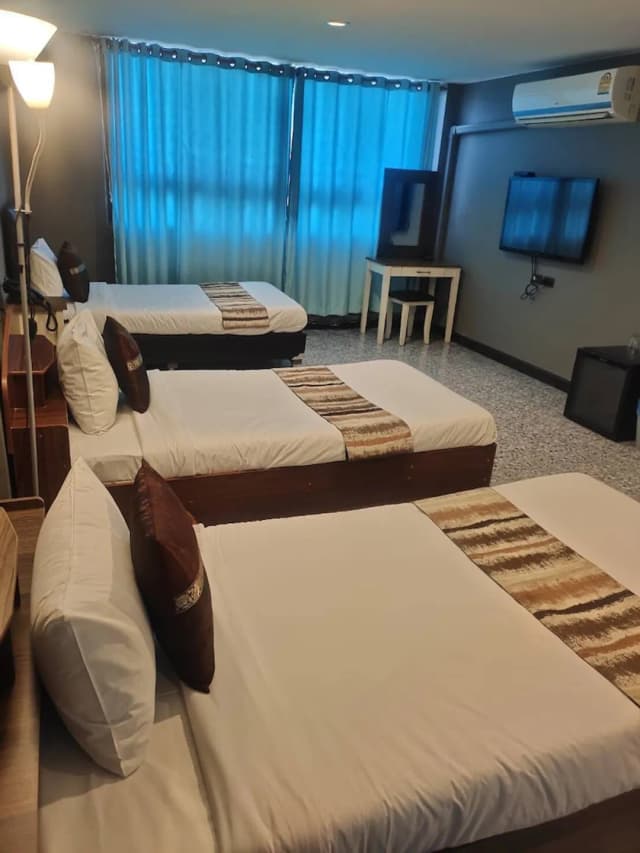 Anandpura Riverside Hotel-Superior Triple Room - City View-6