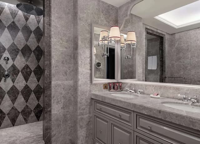 Ciragan Palace Kempinski-Deluxe Ciragan Bosphorus View King Room-6