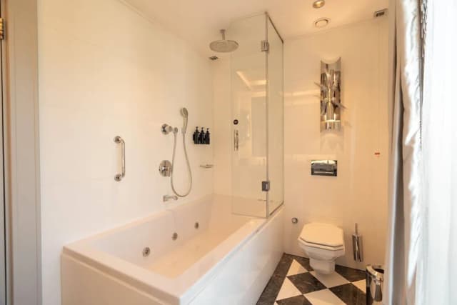 ウィンダム グランド イスタンブール カラミス マリーナ ホテル-ルーム キングベッド 1 台 スパ浴槽 マリーナビュー (Corner)-9