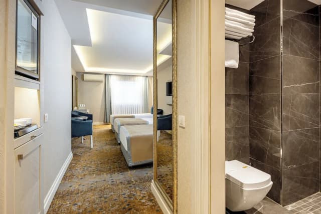 AHC オールド シティ ホテル-Triple Room-6