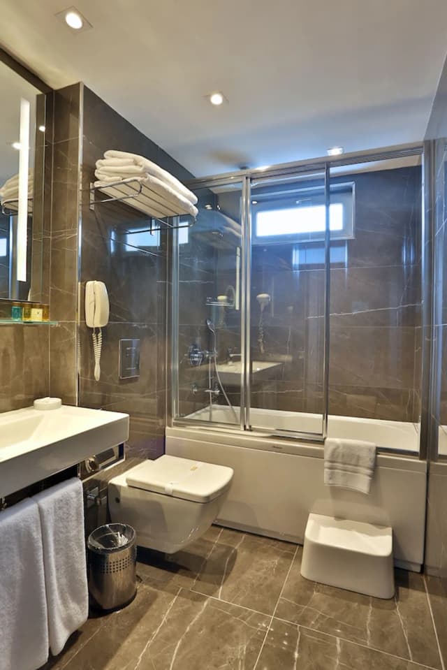 AHC オールド シティ ホテル-Triple Room-9