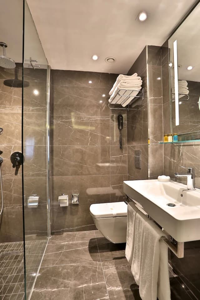 AHC オールド シティ ホテル-Triple Room-8