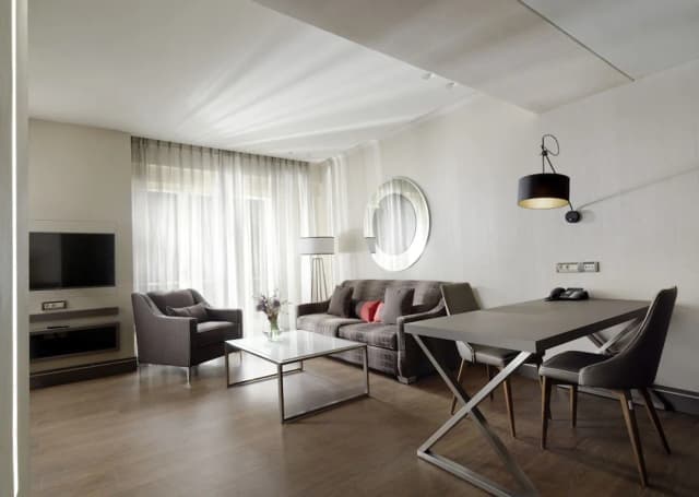 假日套房飯店-家庭客房-2