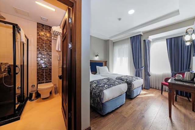 Aristocrat Hotel-标准双人房或双床房-9