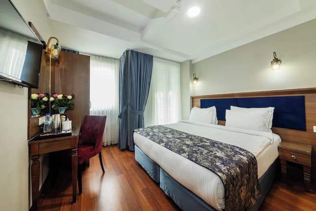 Aristocrat Hotel-标准双人房或双床房-1