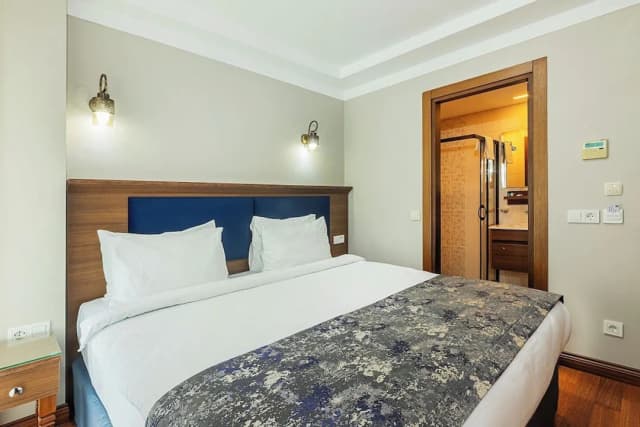 Aristocrat Hotel-标准双人房或双床房-7
