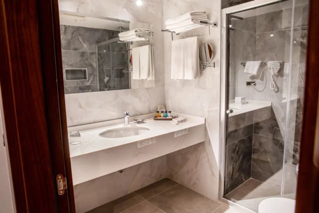 클라리온 호텔 & 스위츠-Deluxe King Room-5