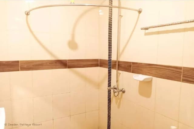 Deeden Pattaya Resort-Standard Twin Room-10