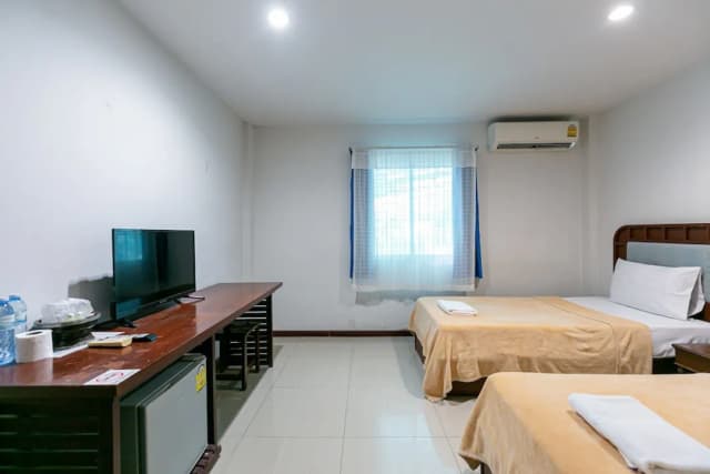 Deeden Pattaya Resort-Standard Twin Room-7