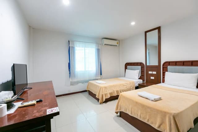 Deeden Pattaya Resort-Standard Twin Room-5