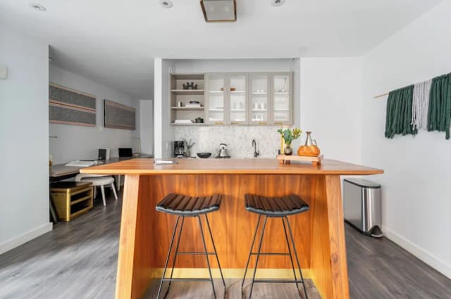 17John-Presidential Suite, 1 King Bed with Sofa bed, Kitchen-13