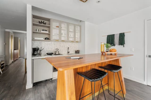 17John-Presidential Suite, 1 King Bed with Sofa bed, Kitchen-12