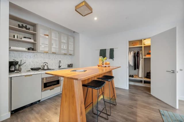 17John-Presidential Suite, 1 King Bed with Sofa bed, Kitchen-26