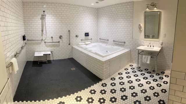 好萊塢飯店-尊榮客房, 2 張加大雙人床, 無障礙淋浴設施, 按摩浴缸-1