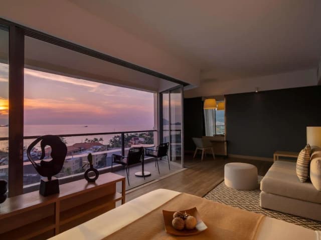 Andaman Beach Hotel Phuket - Handwritten Collection by Accor-套房, 1 张特大床, 阳台, 海景-3