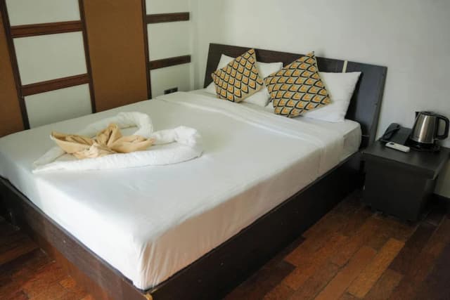 Ripple Beach Inn-Deluxe Room with Balcony-6