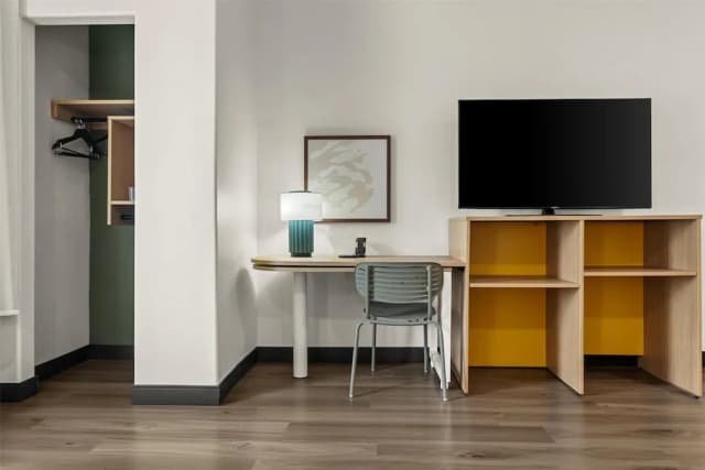 스파크 바이 힐튼 휴스턴 하비 공항-룸, 킹사이즈침대 1개, 장애인 지원 (Mobility & Hearing, Roll-in Shower)-3