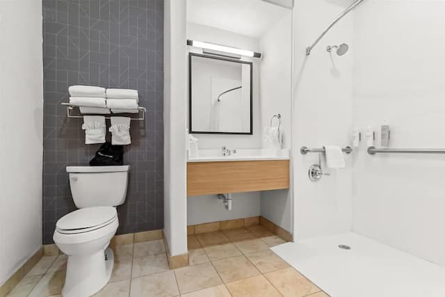 스파크 바이 힐튼 휴스턴 하비 공항-룸, 퀸사이즈침대 2개, 장애인 지원 (Mobility & Hearing, Roll-in Shower)-8