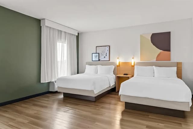 스파크 바이 힐튼 휴스턴 하비 공항-룸, 퀸사이즈침대 2개, 장애인 지원 (Mobility & Hearing, Roll-in Shower)-2