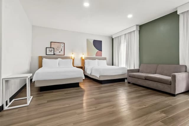 스파크 바이 힐튼 휴스턴 하비 공항-룸, 퀸사이즈침대 2개, 장애인 지원 (Mobility & Hearing, Roll-in Shower)-1