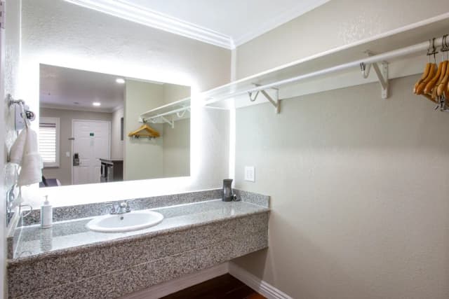 英格爾伍德洛杉磯國際機場溫德姆速 8 飯店-One Queen Bed-9