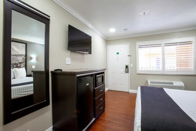 英格爾伍德洛杉磯國際機場溫德姆速 8 飯店-One Queen Bed-5