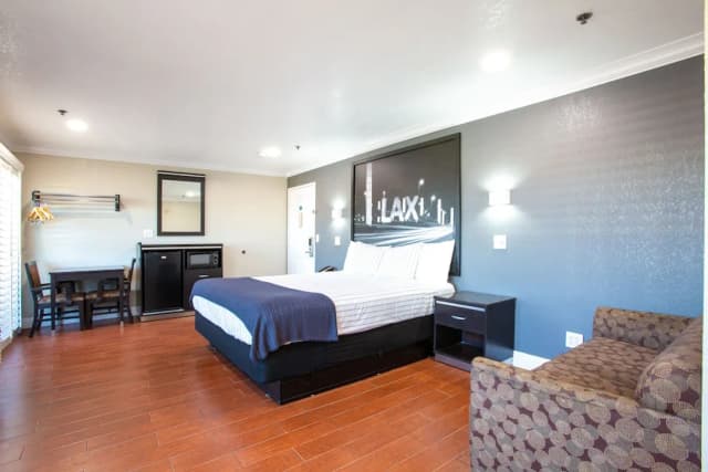 英格爾伍德洛杉磯國際機場溫德姆速 8 飯店-Deluxe King Bed with Balcony-6