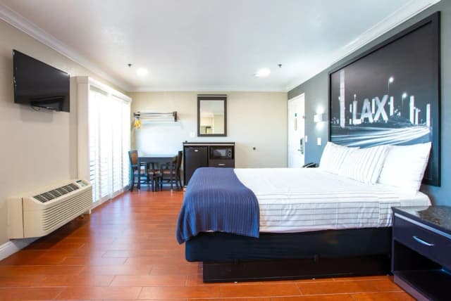 英格爾伍德洛杉磯國際機場溫德姆速 8 飯店-Deluxe King Bed with Balcony-3