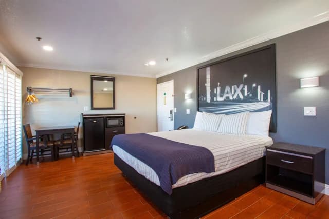 英格爾伍德洛杉磯國際機場溫德姆速 8 飯店-Deluxe King Bed with Balcony-7