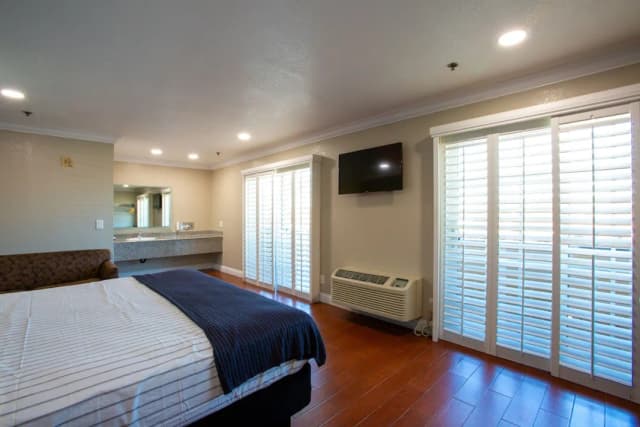 英格爾伍德洛杉磯國際機場溫德姆速 8 飯店-Deluxe King Bed with Balcony-5